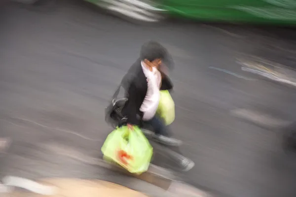 Mensen in beweging op de stoep — Stockfoto