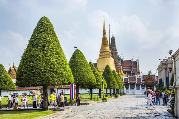 La gente visita el Gran Palacio de Bangkok — Foto de Stock