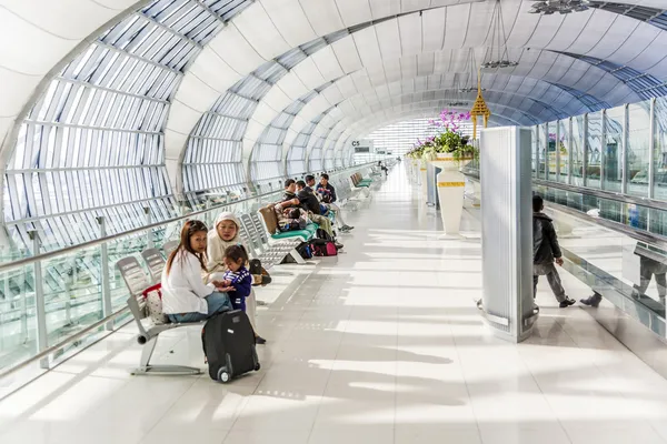 People wait in the departure hall at Bangkok airport — Stock Photo, Image