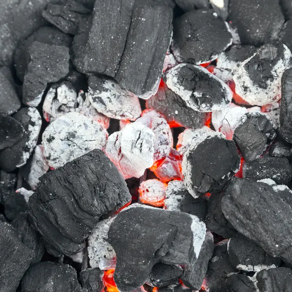 Brinnande träkol i bakgrunden — Stockfoto