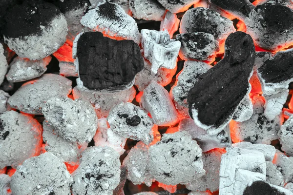 Quema de carbón vegetal en el fondo — Foto de Stock