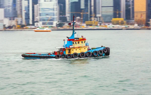 Tug boat cruising Victoria harbor — Stock Photo, Image