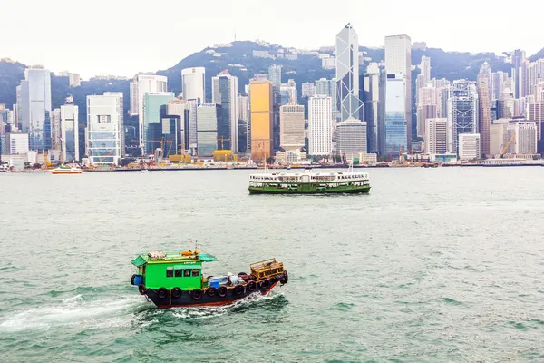 Paisaje de Victoria Harbor y el icónico Star Ferry de Hong Kong — Foto de Stock