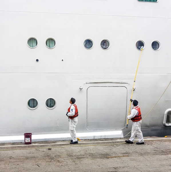 Εργαζόμενος ανακαινίσουν πλευρά του πλοίου — Φωτογραφία Αρχείου