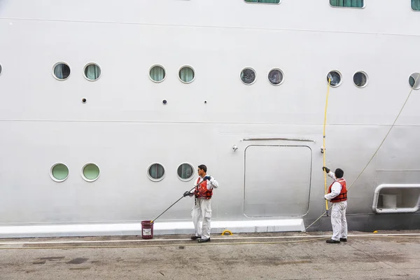 Worker renovate the ship's side — Stock Photo, Image