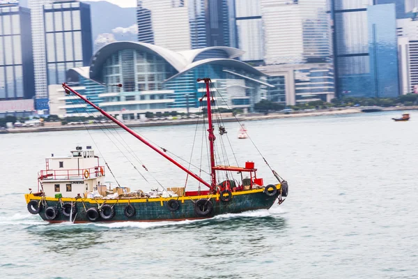 Schip varen victoria harbor met partij gasten — Stockfoto