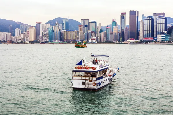 Ship cruising Victoria harbor with party guests — Stock Photo, Image