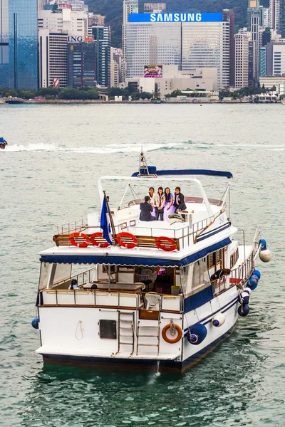 Barco de crucero por el puerto de Victoria con invitados de fiesta — Foto de Stock