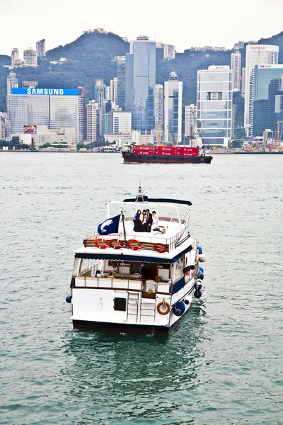 Ship cruising Victoria harbor with party guests — Stock Photo, Image