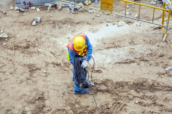 Trabajador en un lote de construcción en paños de trabajo —  Fotos de Stock