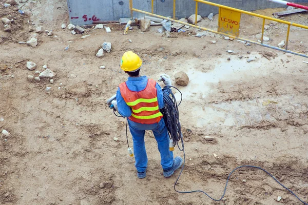 Работник на строительной площадке в рабочей одежде — стоковое фото