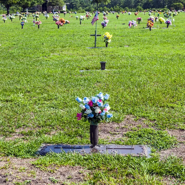 Cementerio americano con flores en las tumbas — Foto de Stock