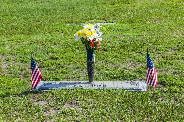 Amerikanska kyrkogården med blommor vid gravarna — Stockfoto