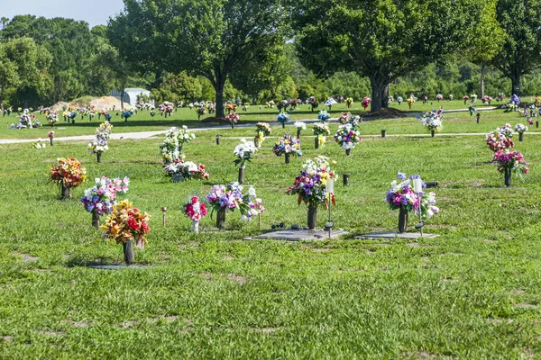 Amerikanska kyrkogården med blommor vid gravarna — Stockfoto