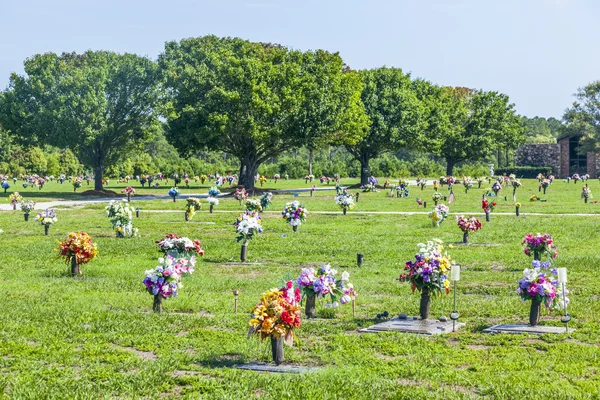 Amerikaanse begraafplaats met bloemen op de graven — Stockfoto