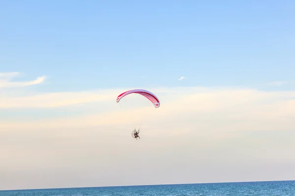 Paraglider in the air — Stock Photo, Image