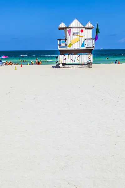 Peope at south beach with wooden bay watch hut — Stock Photo, Image
