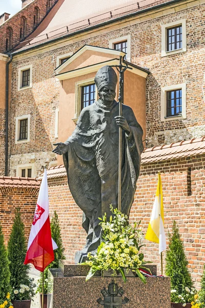 Estatua del Papa Juan Pablo II sobre Wawel en Cracovia — Foto de Stock