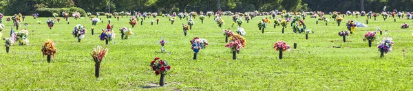Cmentarz z kwiatów na grobach — Zdjęcie stockowe