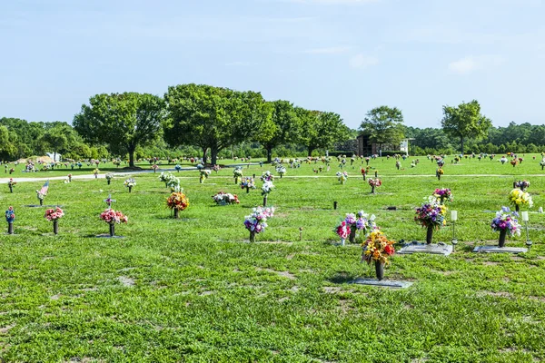Amerikaanse begraafplaats met bloemen op de graven — Stockfoto