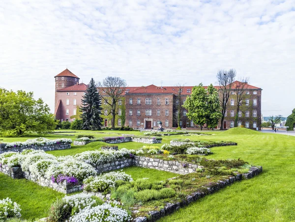 ปราสาท Wawel ในวันที่มีแดดที่มีท้องฟ้าสีฟ้าและเมฆสีขาว — ภาพถ่ายสต็อก