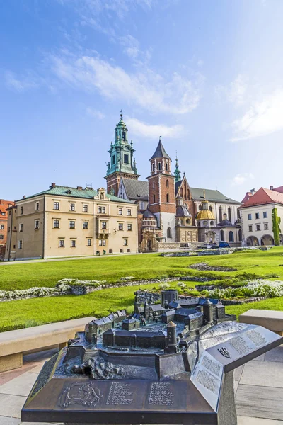 Castillo de Wawel en día soleado con cielo azul y nubes blancas — Foto de Stock