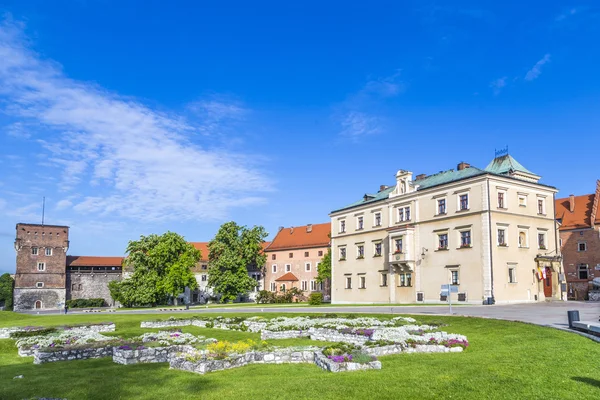 Castillo de Wawel en día soleado con cielo azul y nubes blancas — Foto de Stock
