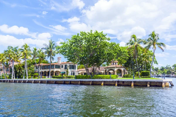 View to beautiful houses from the canal in Fort Lauderdale — Stock Photo, Image