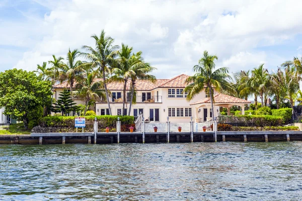 View to beautiful houses from the canal in Fort Lauderdale — Stock Photo, Image