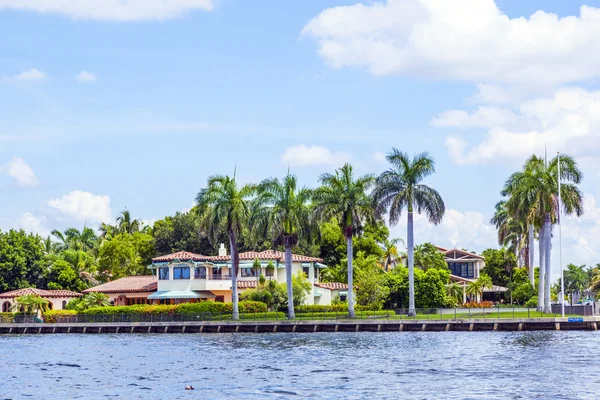 View to beautiful houses from the canal in Fort Lauderdale — Stock Photo, Image