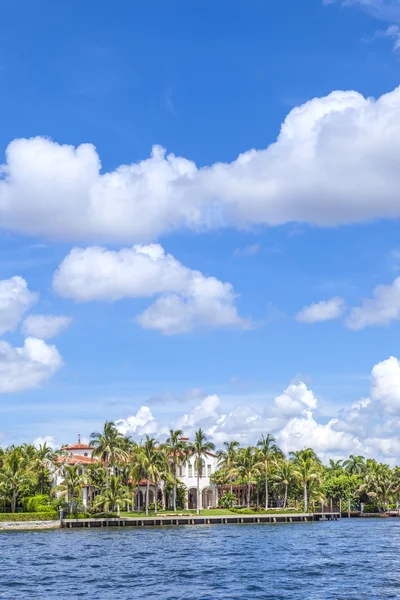 View to beautiful houses from the canal in Fort Lauderdale — Stock Photo, Image