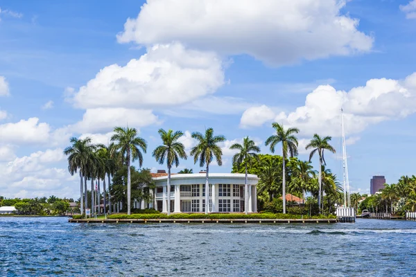 View to beautiful houses from the canal in Fort Lauderdale — Stock Photo, Image