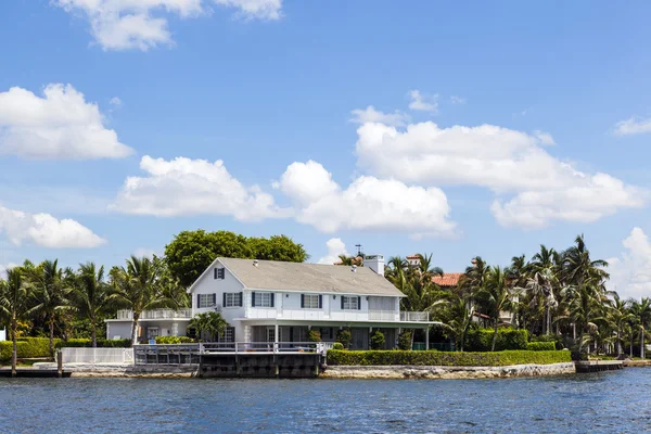 View to beautiful houses from the canal in Fort Lauderdale — Stock Photo, Image