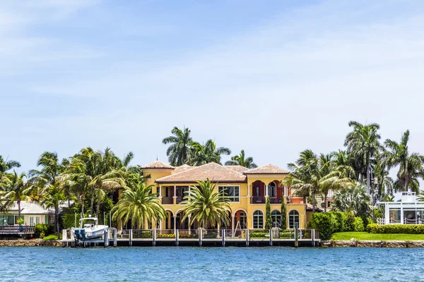 View to beautiful houses from the canal in Fort Lauderdale — Stock Photo, Image