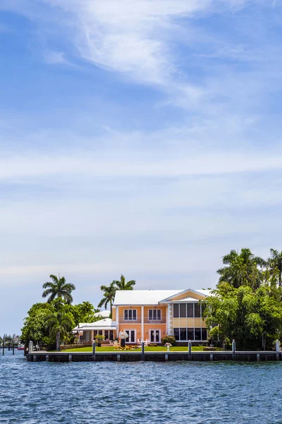 Visa till vackra hus från kanalen i fort lauderdale — Stockfoto