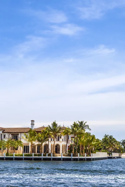 Vista a belle case dal canale di Fort Lauderdale — Foto Stock