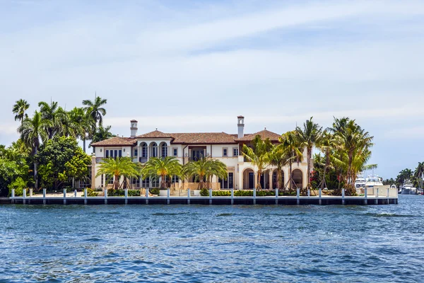 View to beautiful houses from the canal in Fort Lauderdale — Stock Photo, Image