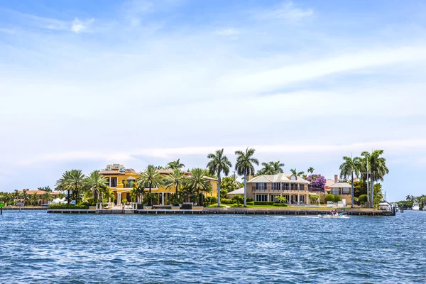 Vue sur de belles maisons depuis le canal de Fort Lauderdale — Photo