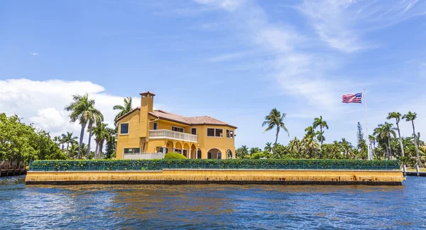 View to beautiful houses from the canal in Fort Lauderdale — Stock Photo, Image