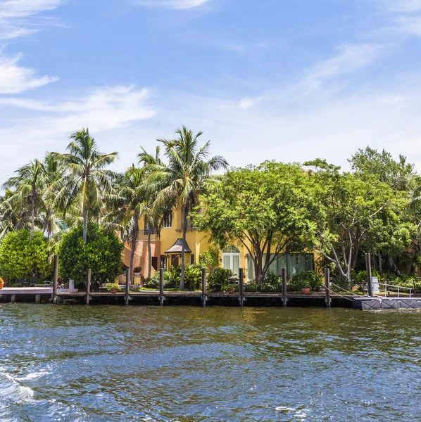 View to beautiful houses from the canal in Fort Lauderdale — Stock Photo, Image