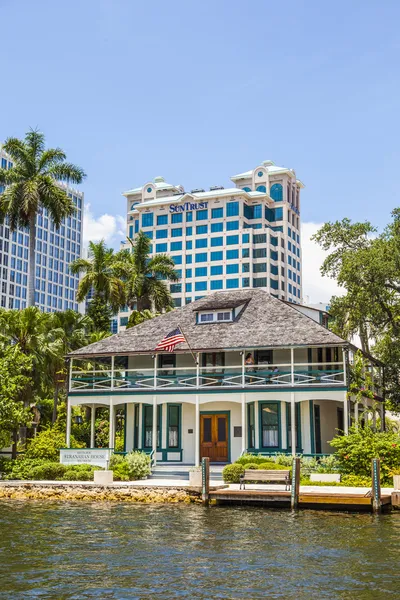 View to beautiful houses from the canal in Fort Lauderdale — Stock Photo, Image