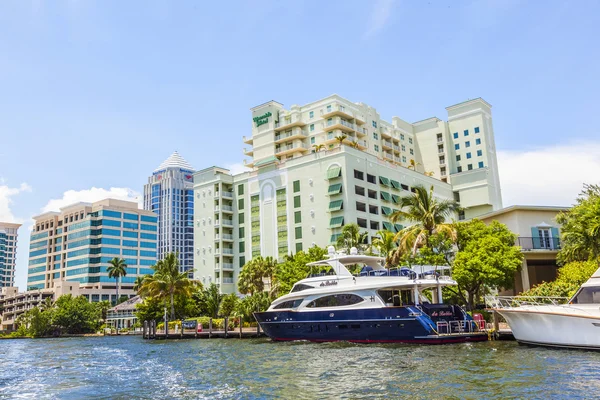 Barcos em casas à beira-mar em Fort Lauderdale — Fotografia de Stock