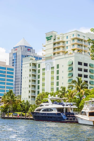 Boten bij waterkant huizen in fort lauderdale — Stockfoto