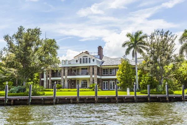 View to beautiful houses from the canal in Fort Lauderdale — Stock Photo, Image