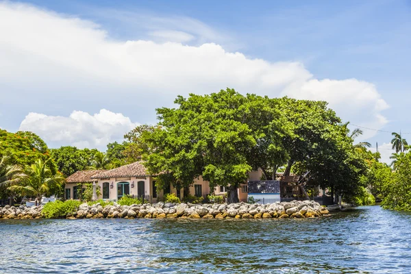 Fort Lauderdale kanaldan güzel evler göster — Stok fotoğraf