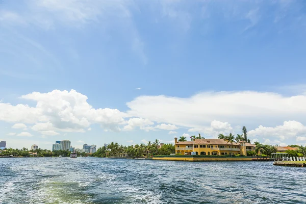 Vista a hermosas casas desde el canal en Fort Lauderdale — Foto de Stock