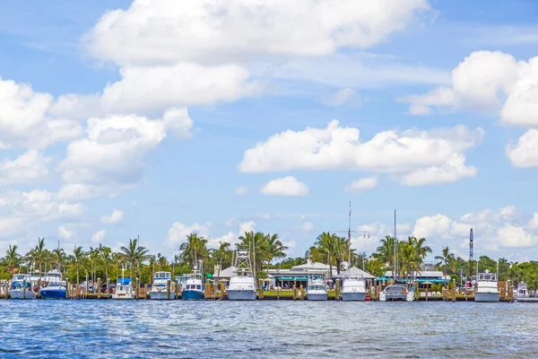 View to beautiful houses from the canal in Fort Lauderdale Royalty Free Stock Photos