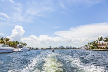 fort Lauderdale sahil tarafında tekneler