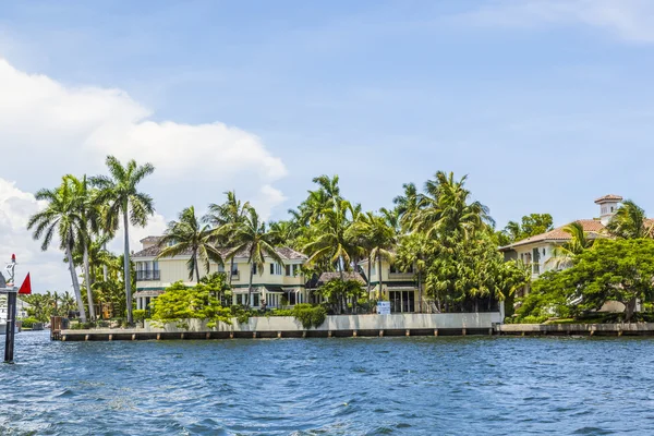 View to beautiful houses from the canal in Fort Lauderdale — Stock Photo, Image