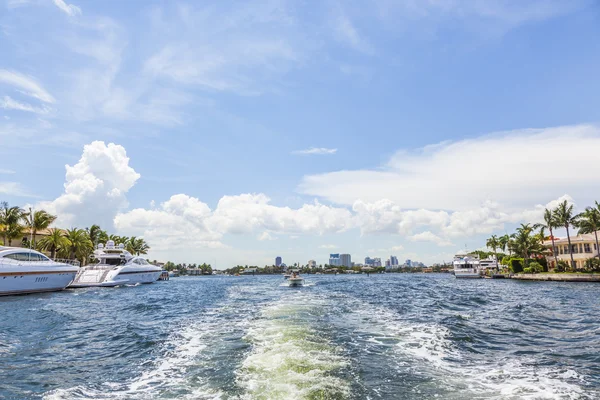 Łodzie po stronie nabrzeża w fort lauderdale — Zdjęcie stockowe